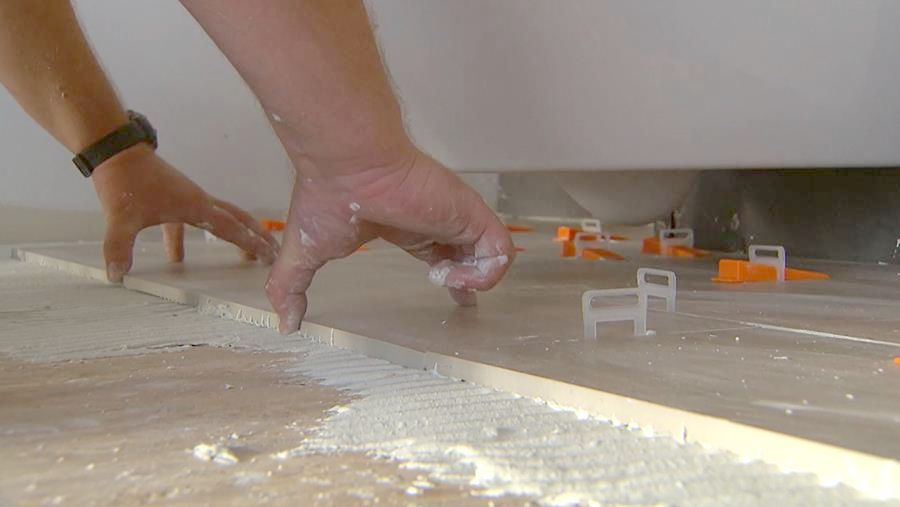 Comment poser un parquet en céramique?